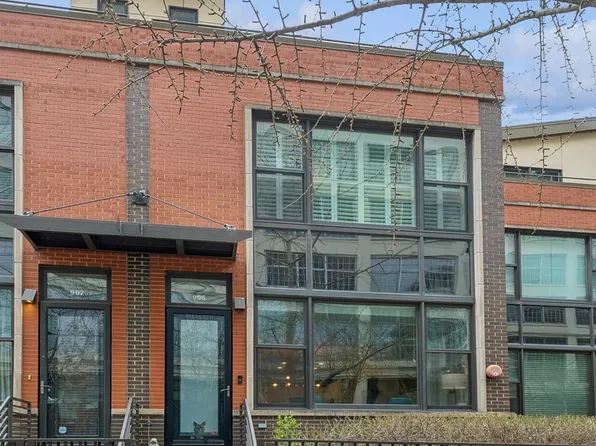 905 N Kingsbury St #905, Chicago, IL 60610