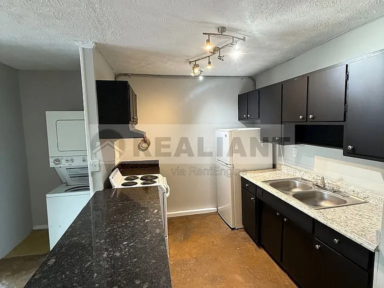 468 N Limestone #13 — Photo 8
