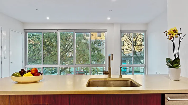 Sold by Bizzarro Agency | media 5