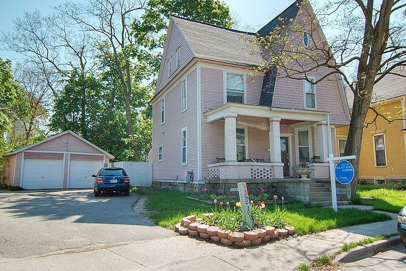 1st image of 228 Wellington Ave SE