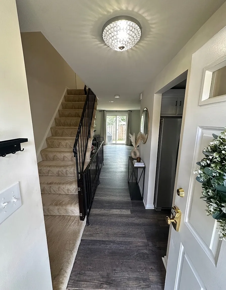 3 bed, 1102 sqft, $3,700 — Photo 2