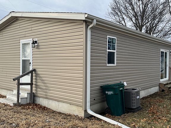 3rd image of 101 Cedar St