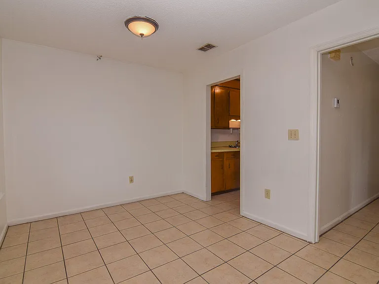 114 Ashwood Dr — Photo 3