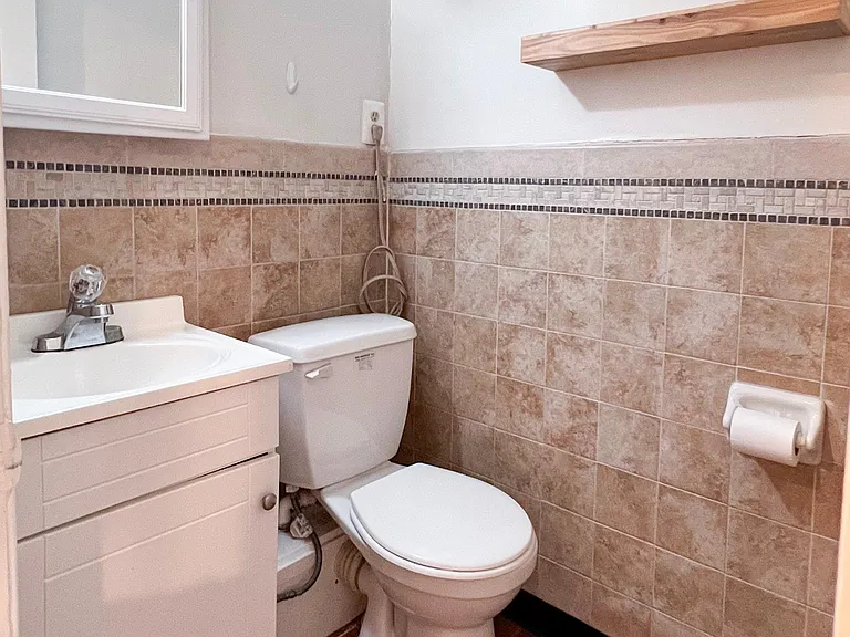 1611 Bainbridge St #1 — Photo 6