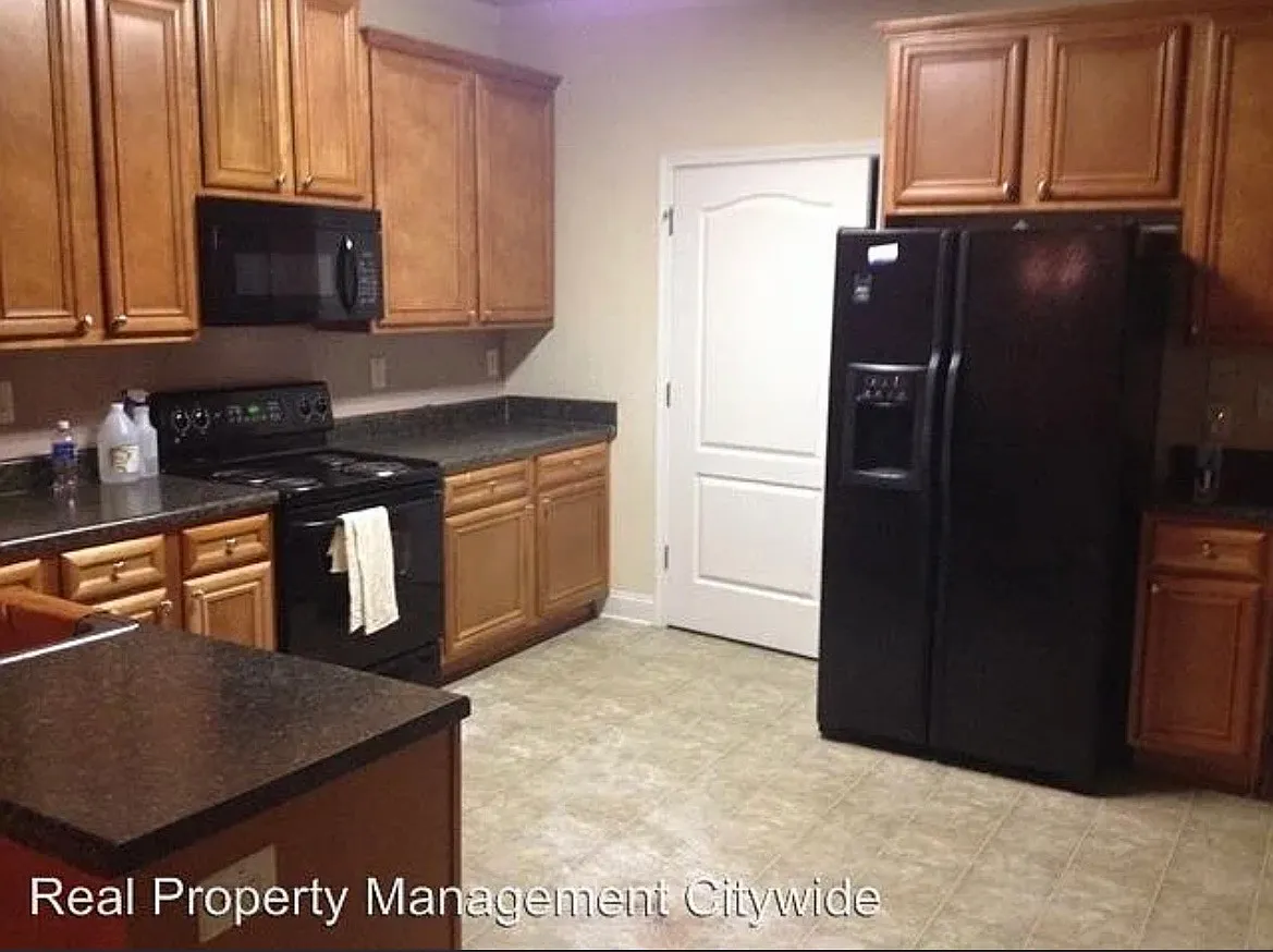 3 bed, 2.5 bath, 1955 sqft, $1,800 — Photo 3