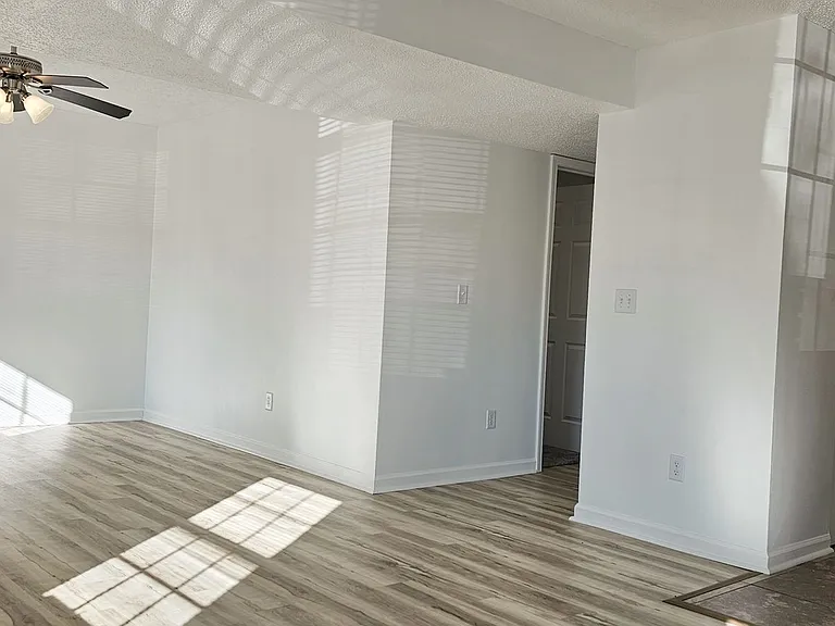 Beautifully updated 4 Bedroom/2 Bathroom downstairs apartment — Photo 39