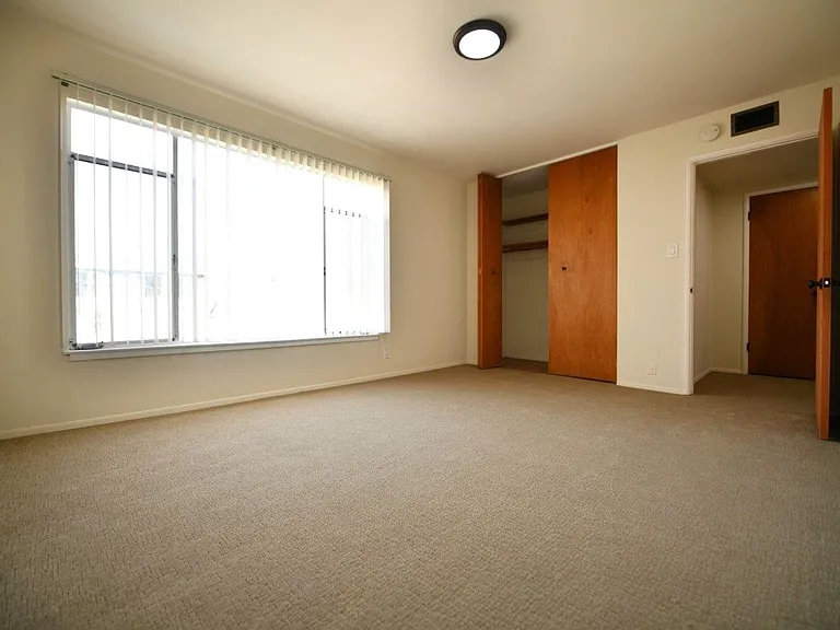 5390 Broadway — Photo 30