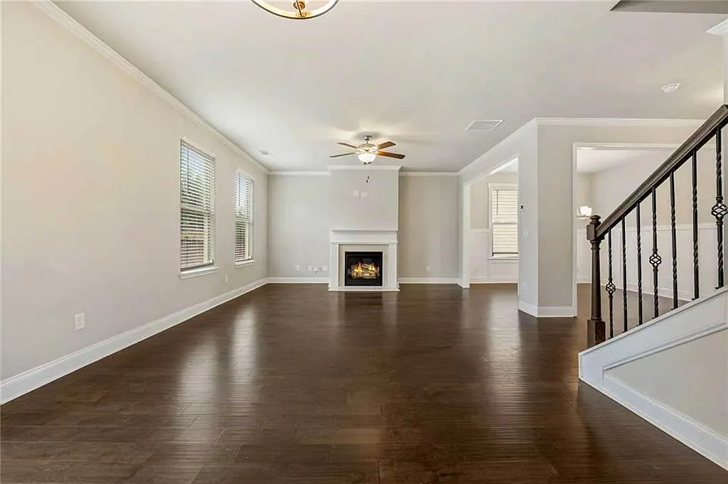 4 bed, 2.5 bath, 2342 sqft, $2,400 — Photo 3