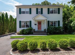 8 Schraeder Pl, Bayville, NY 11709