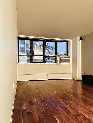4th image of 301 W 110th St APT 4V