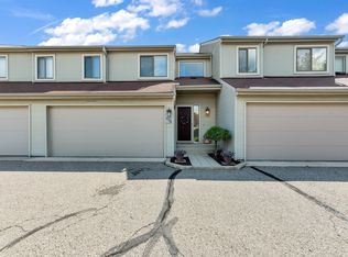 628 Ashley Cir E, Rochester, MI 48307