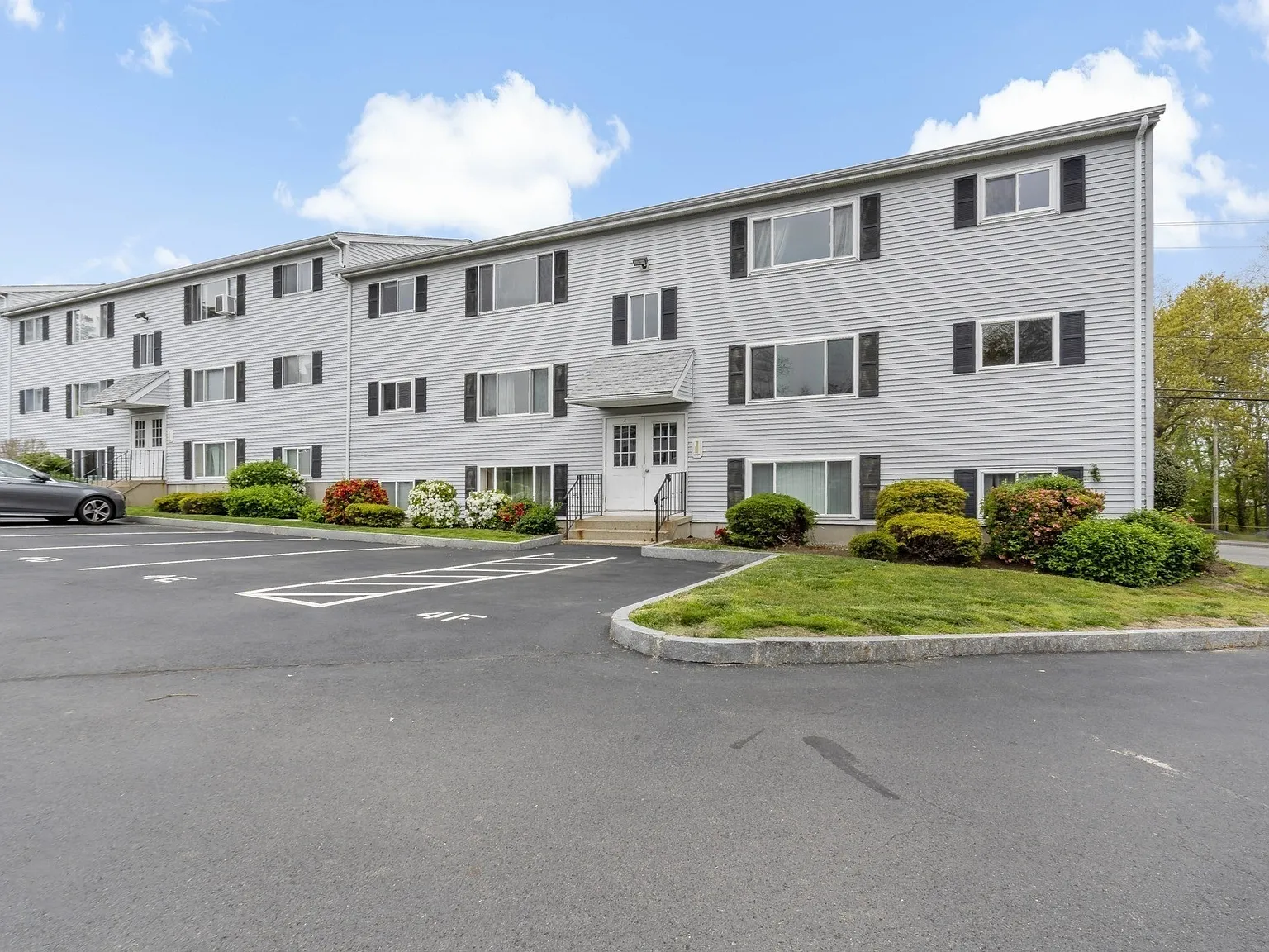 2 bed, 737 sqft, $1,600 — Photo 1