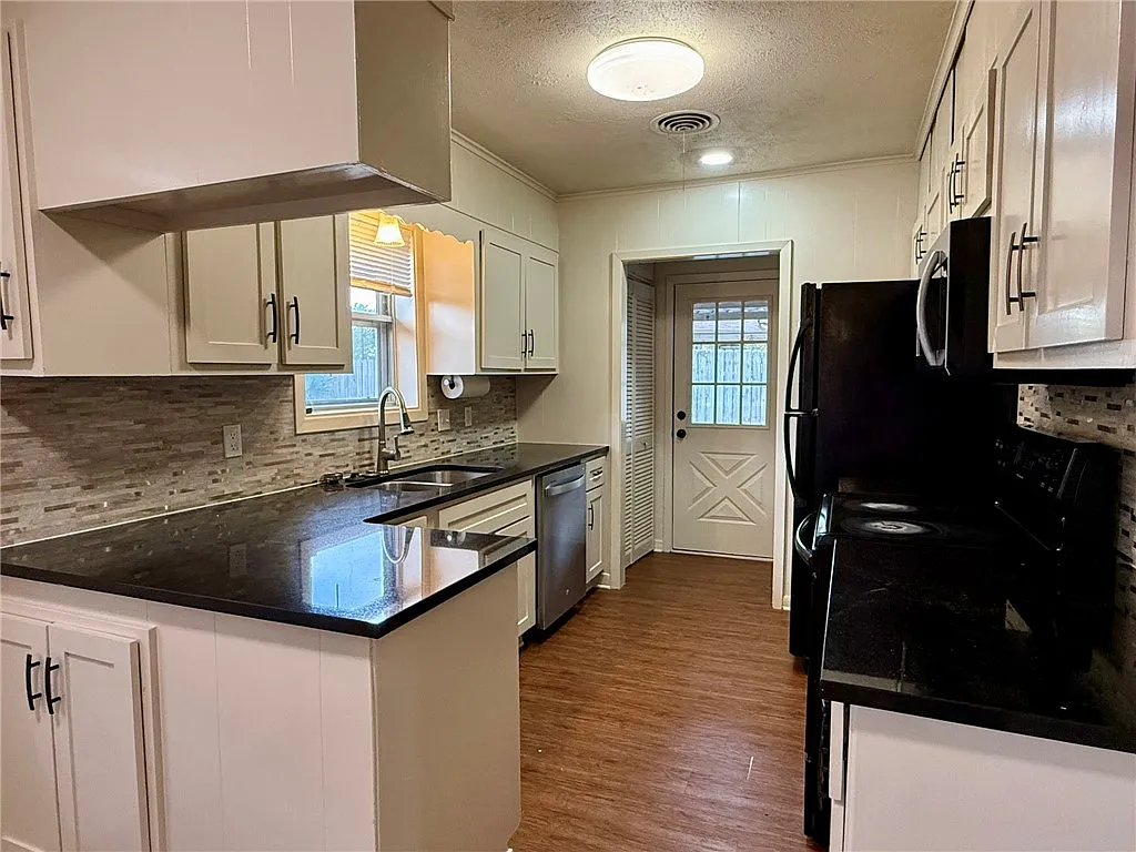 3 bed, 1440 sqft, $1,700 — Photo 4