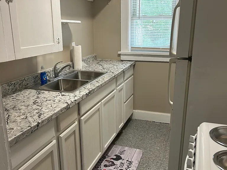 715 SW 5th St #3 — Photo 4