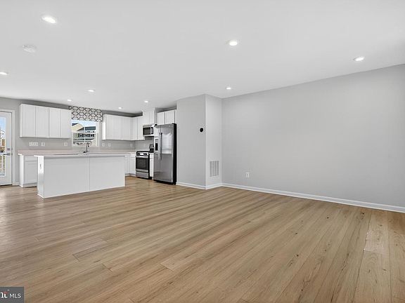 4th image of 328 Creekside Dr