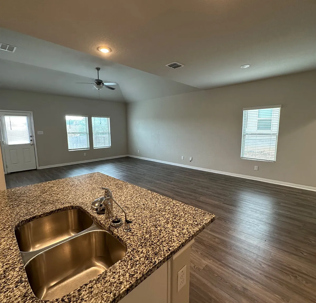 4 bed, 2.5 bath, 2559 sqft, $2,400 — Photo 3