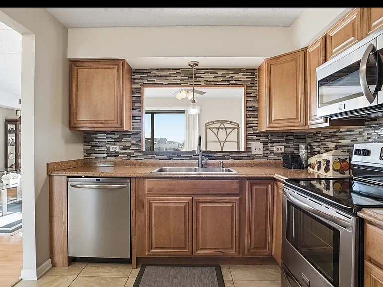 19533 Lake Shore Dr #2S — Photo 4