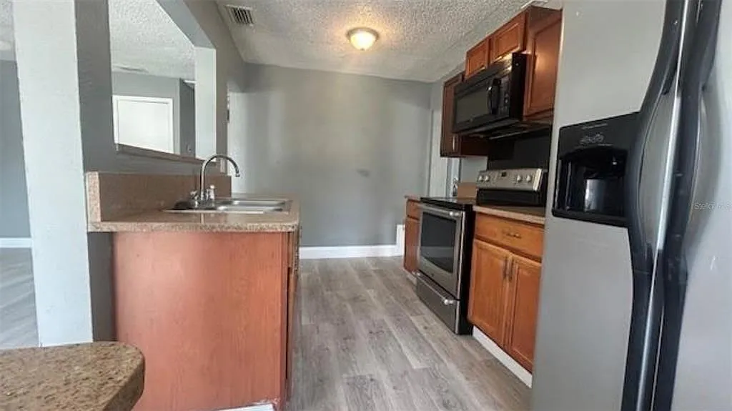 4 bed, 2.0 bath, 1130 sqft, $1,890 — Photo 4
