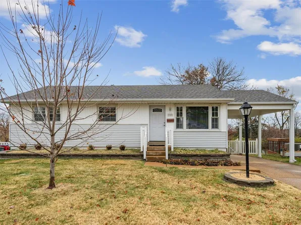 9909 Solar Ln, Saint Louis, MO 63123