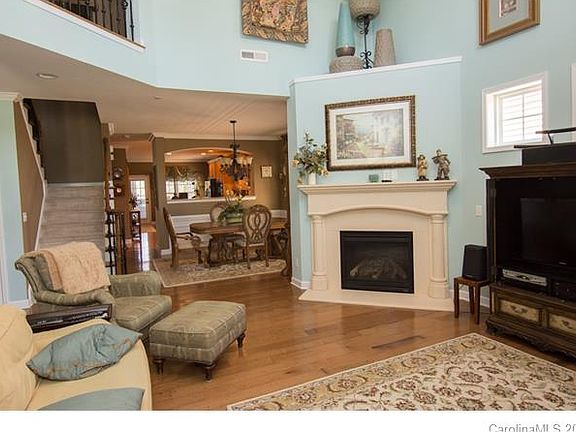 4th image of 9712 Skybluff Cres