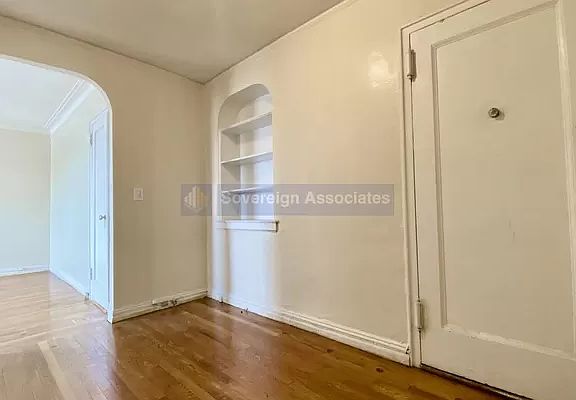 4th image of 5057 Broadway #5E