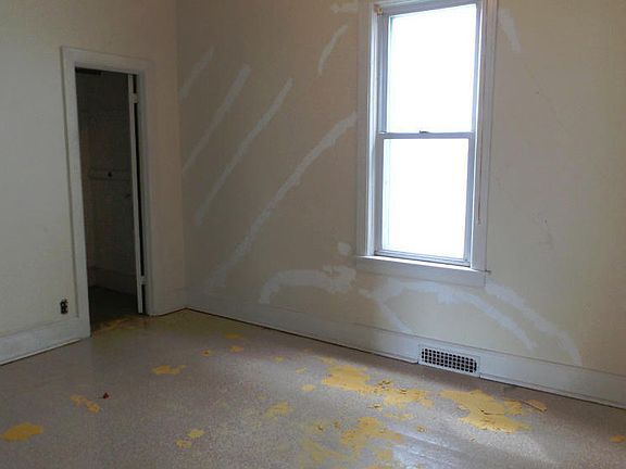 5th image of 1612 Saint Clair Ave