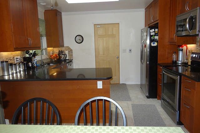 Kitchen (newly installed in 2015)