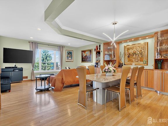 5th image of 308 Bernard Dr