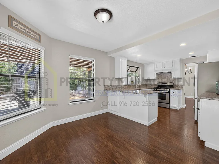 8779 Brittany Park Dr — Photo 19