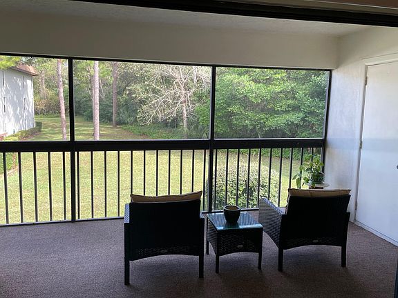 Lanai overlooking quiet greenbelt