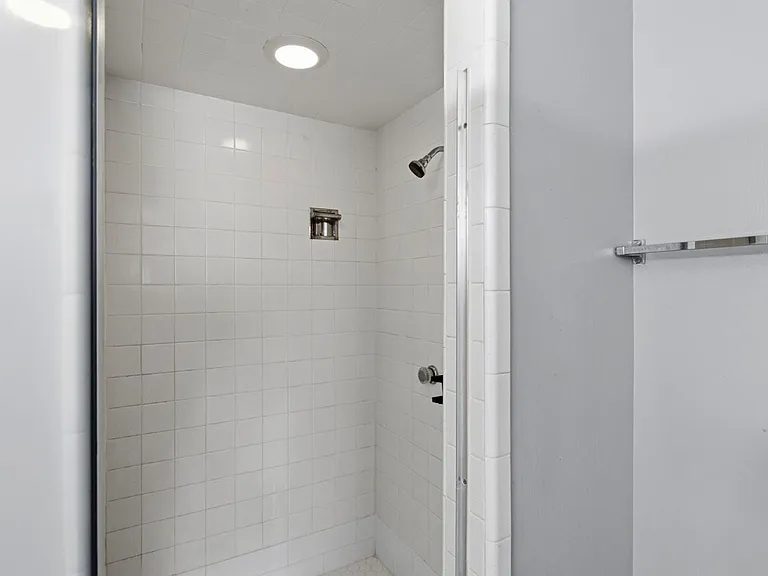 100 Royal Way Dr #17C — Photo 24
