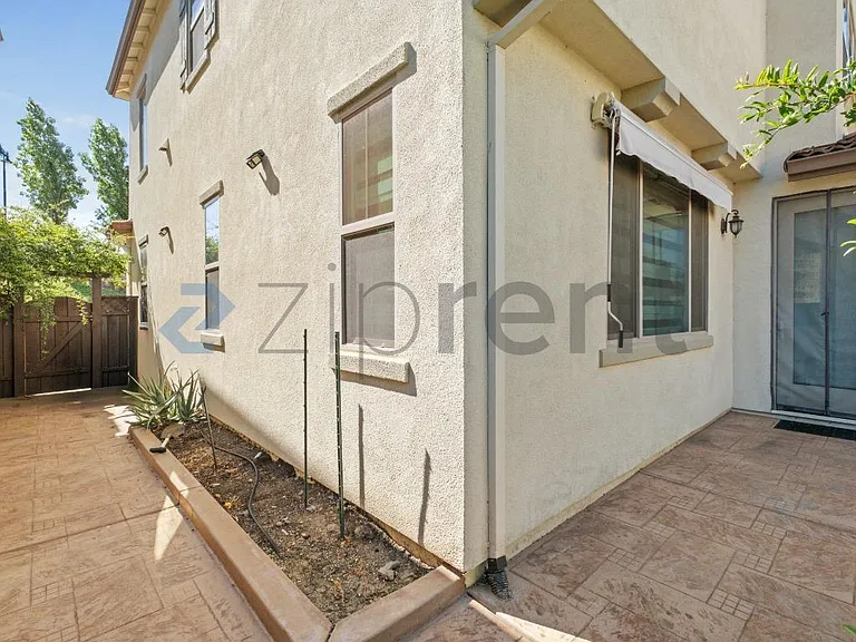 665 N Amarone Dr — Photo 32