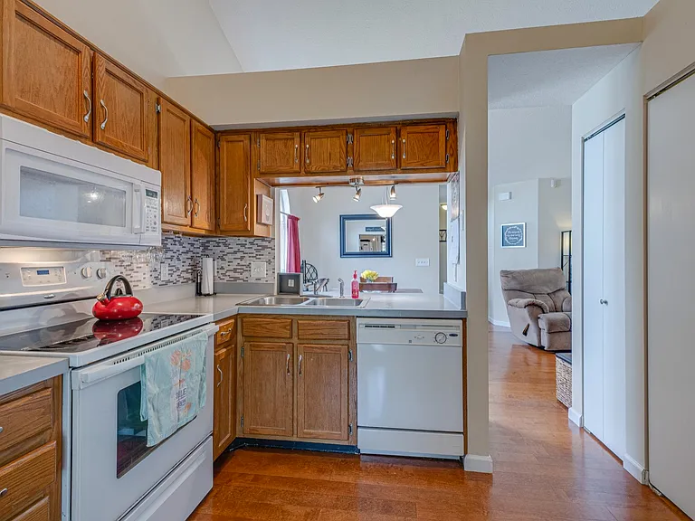 4002 Farmingham Woods Dr — Photo 12