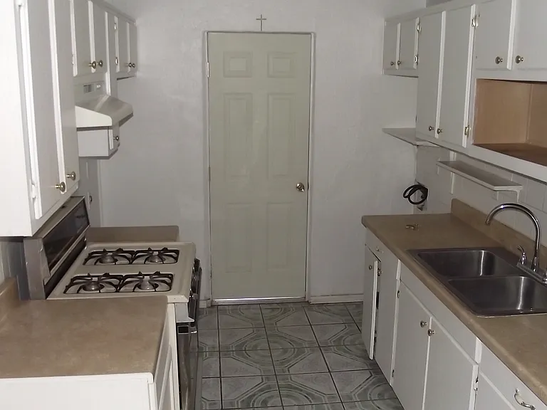 5008 Royal Dr — Photo 8