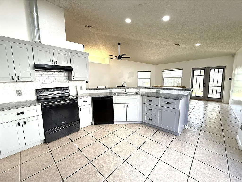3 bed, 2.0 bath, 1352 sqft, $2,500 — Photo 4