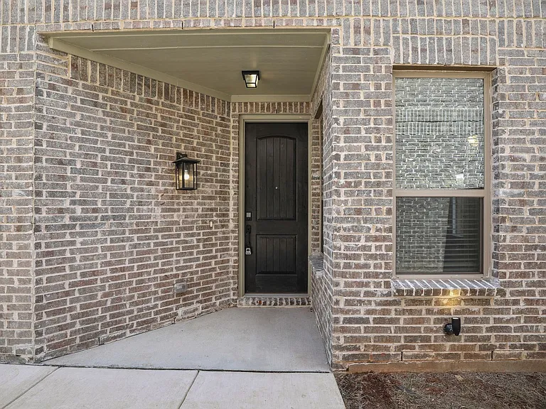 3032 Galveston St — Photo 5