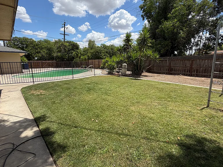 2038 E Ashlan Ave — Photo 37