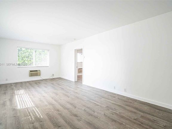5th image of 1750 S Treasure Dr APT 1