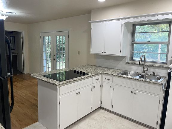 3rd image of 1503 Oakwood Dr
