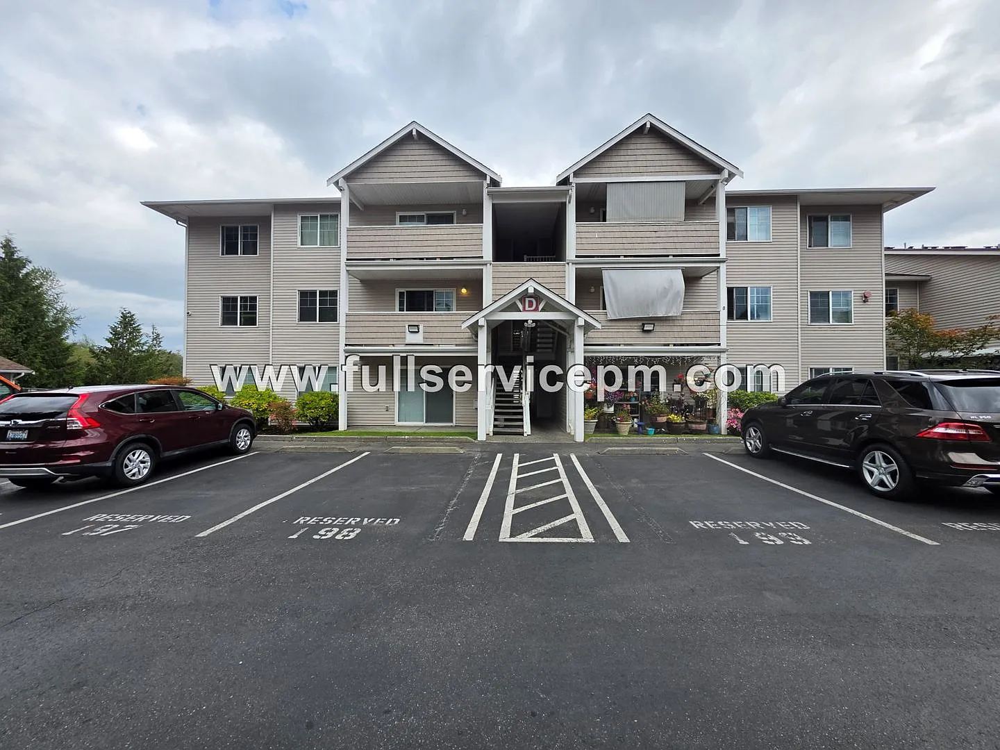 2nd Floor Large Condo Near Boeing. — Photo 1