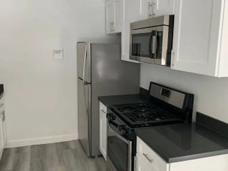 College Manor — Photo 9