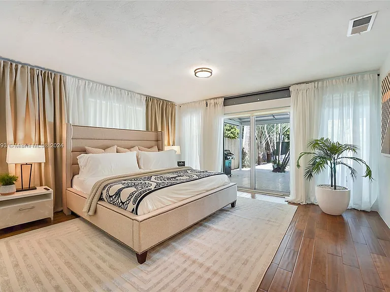 5910 N Bayshore Dr — Photo 25