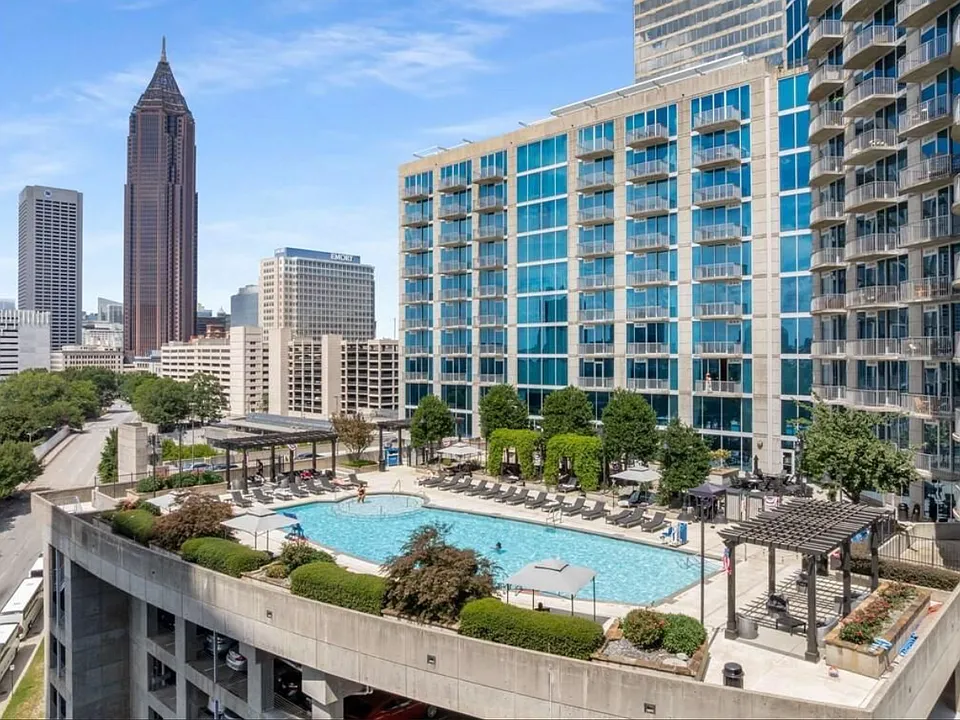 W Peachtree St NW