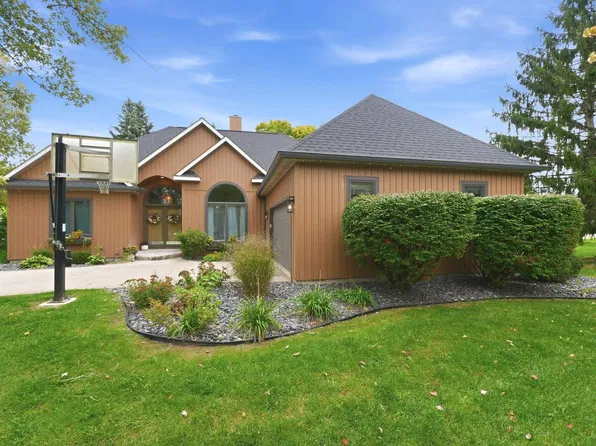 1916 S Woodfield Trl, Warsaw, IN 46580