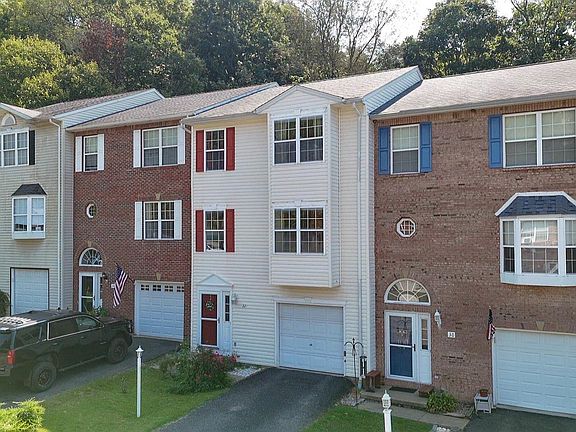 5th image of 32 Fairway Dr