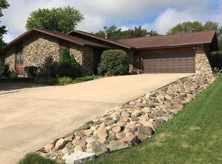 811 Pioneer Rd, Reinbeck, IA 50669