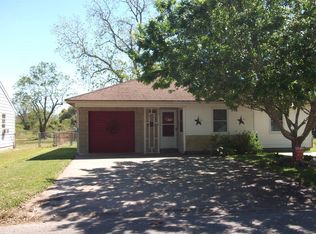 413 Evans St, Angleton, TX 77515