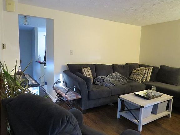 5th image of 845 Blackberry St