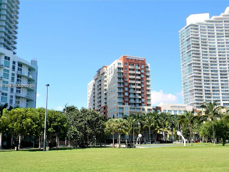 2000 N Bayshore Dr #707 — Photo 17