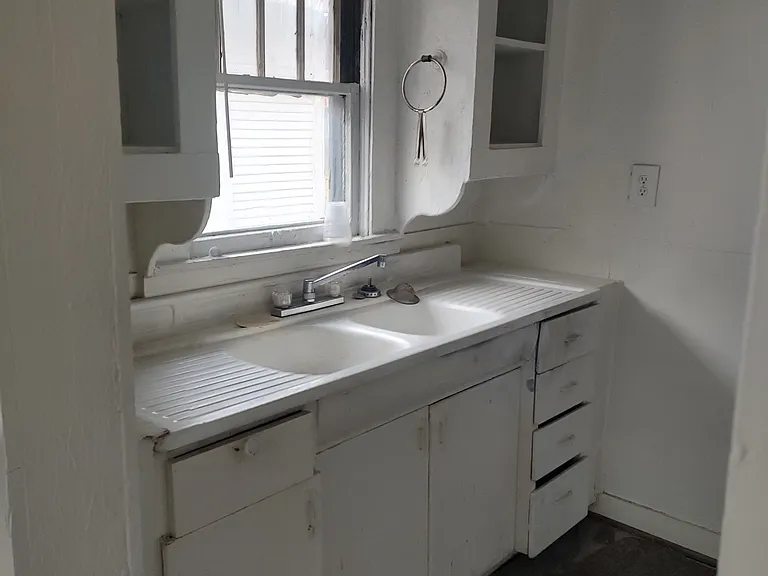 516 W Dakota Ave — Photo 2